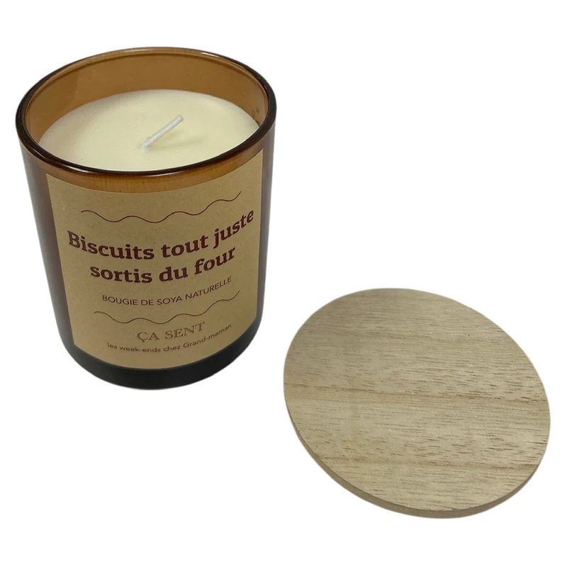 Bougie en pot en verre parfumée avec couvercle en bois, biscuits tout juste sortis du four