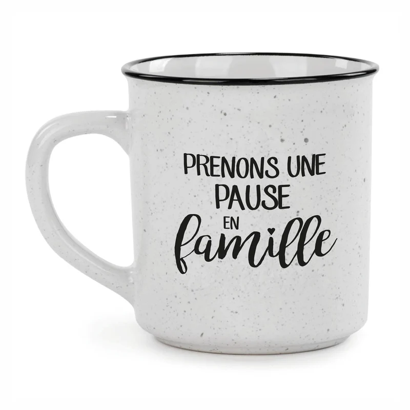 Tasse blanche avec inscription "PRENONS UNE PAUSE EN famille''