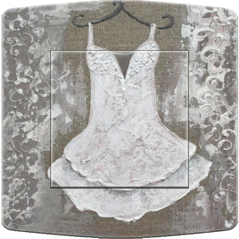 Interrupteur décoré petite robe blanche