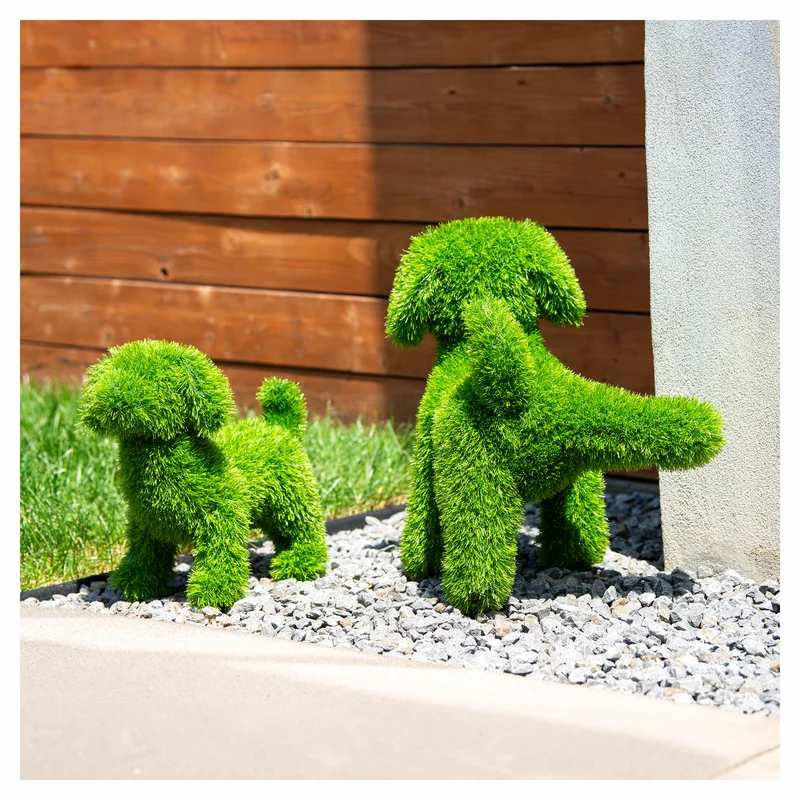 Topiaire en faux gazon vert en forme de chien avec patte levée, 13''