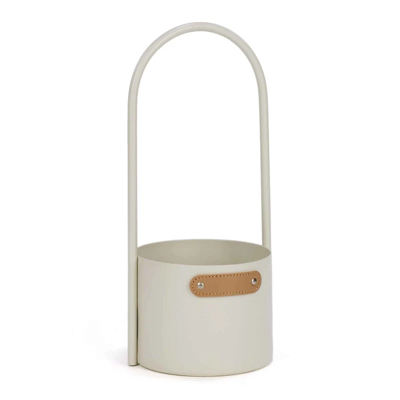 Pot en métal beige avec manche, 5" x 5" x 12"